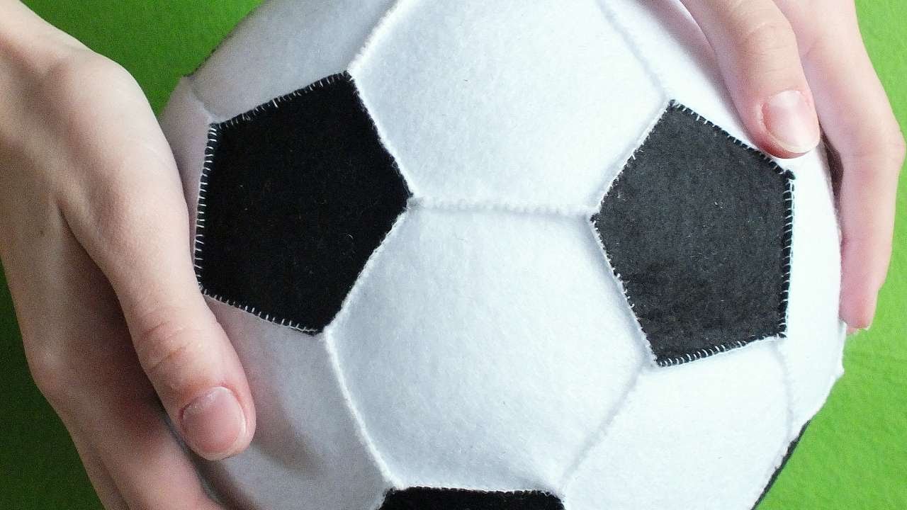 サッカー少年にプレゼント サッカーボールのぬいぐるみの作り方 Hachibachi