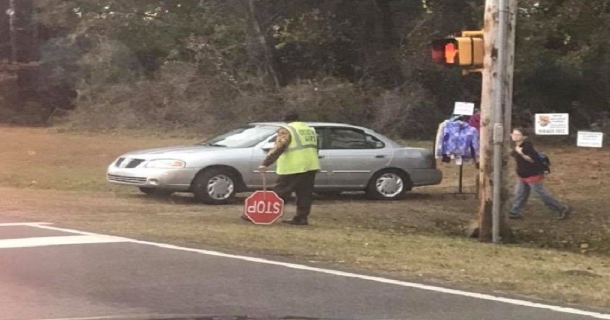 msminnie 1.jpg?fit=1024%2C538&ssl=1&strip=all - Crossing Guard Led Some Kids To Her Parked Car And Gave Them Thick Jackets To Keep Them Warm