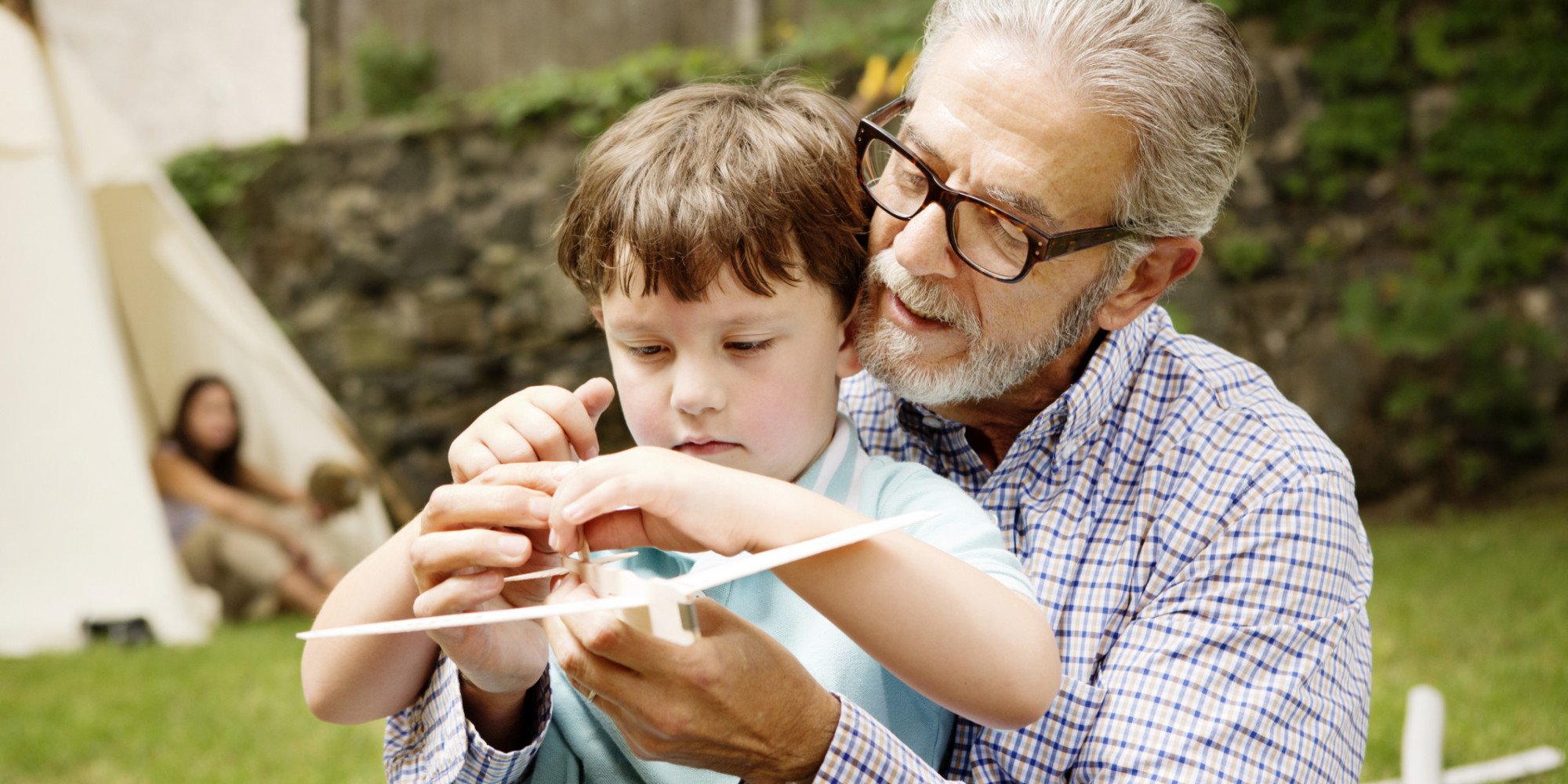 o grandparent and grandchild facebook.jpg?resize=412,232 - Avô deixa carta aos netos que é um verdadeiro legado para o mundo