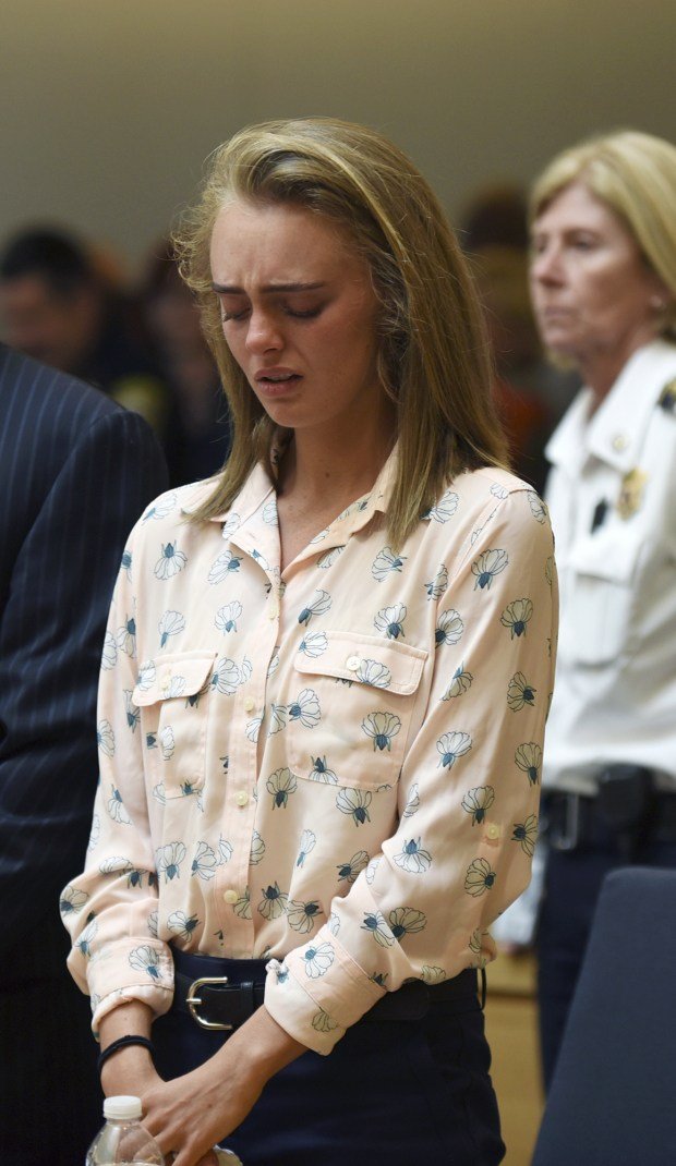 Michelle Carter pleure après avoir été reconnue coupable d'homicide involontaire dans le suicide de Conrad Roy III, vendredi 16 juin 2017, au tribunal pour enfants de Bristol à Taunton, Massachusetts (Glenn C.Silva / Fairhaven Neighbourhood News, Pool)