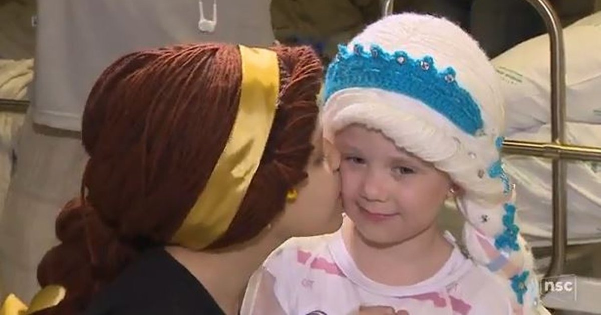 thumbnail5su.png?resize=412,232 - Voluntárias de Santa Catarina fazem toucas e perucas de princesas para crianças com câncer