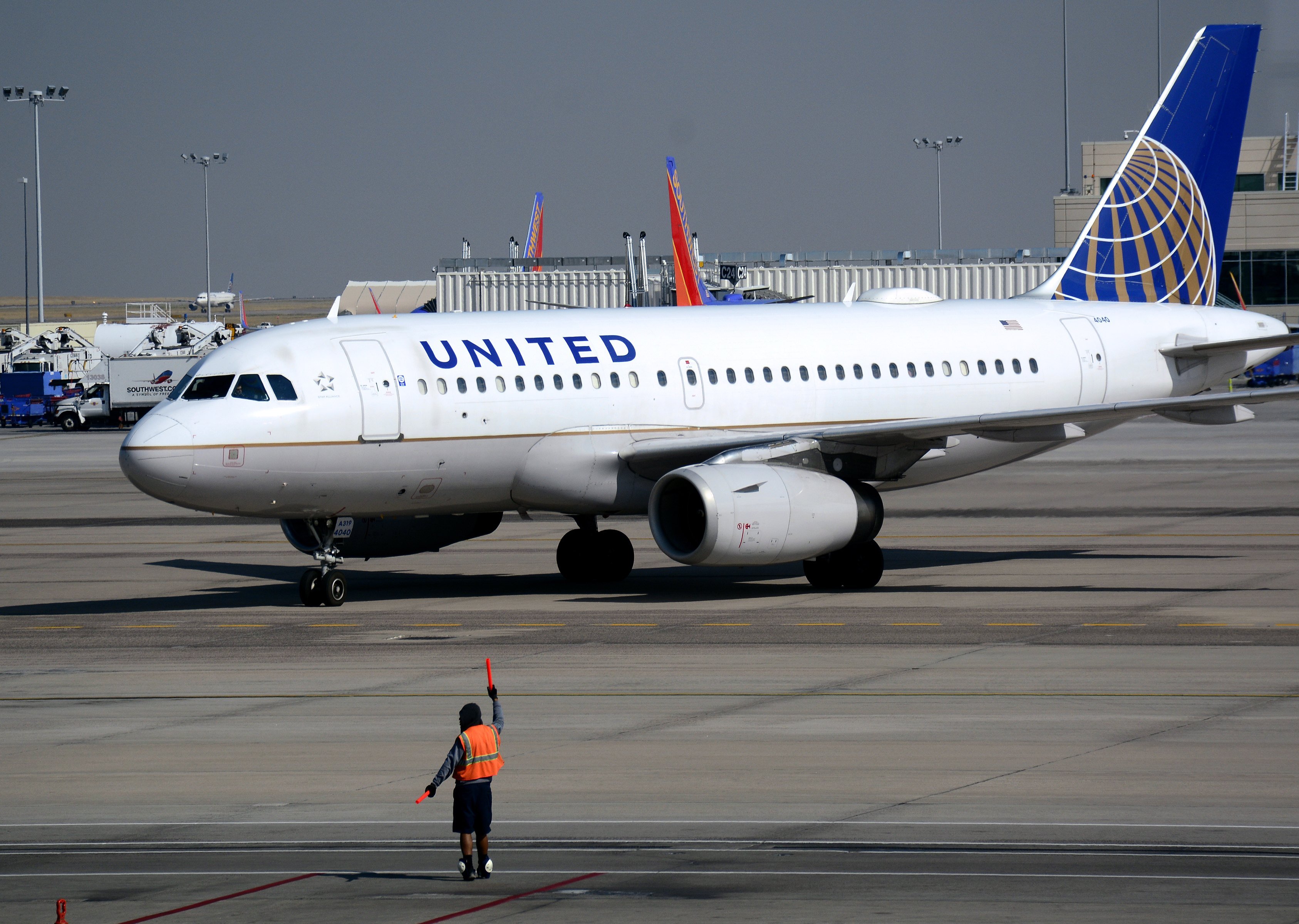 DENVER, CO - 25 de agosto de 2016: A United Airlines Airbus táxis avião A319 de passageiros Toward um portão no aeroporto internacional de Denver em Denver, Colorado. (Foto de Robert Alexander / Getty Images)