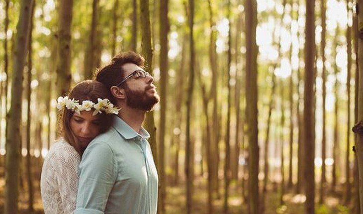 Casal juntos em floresta