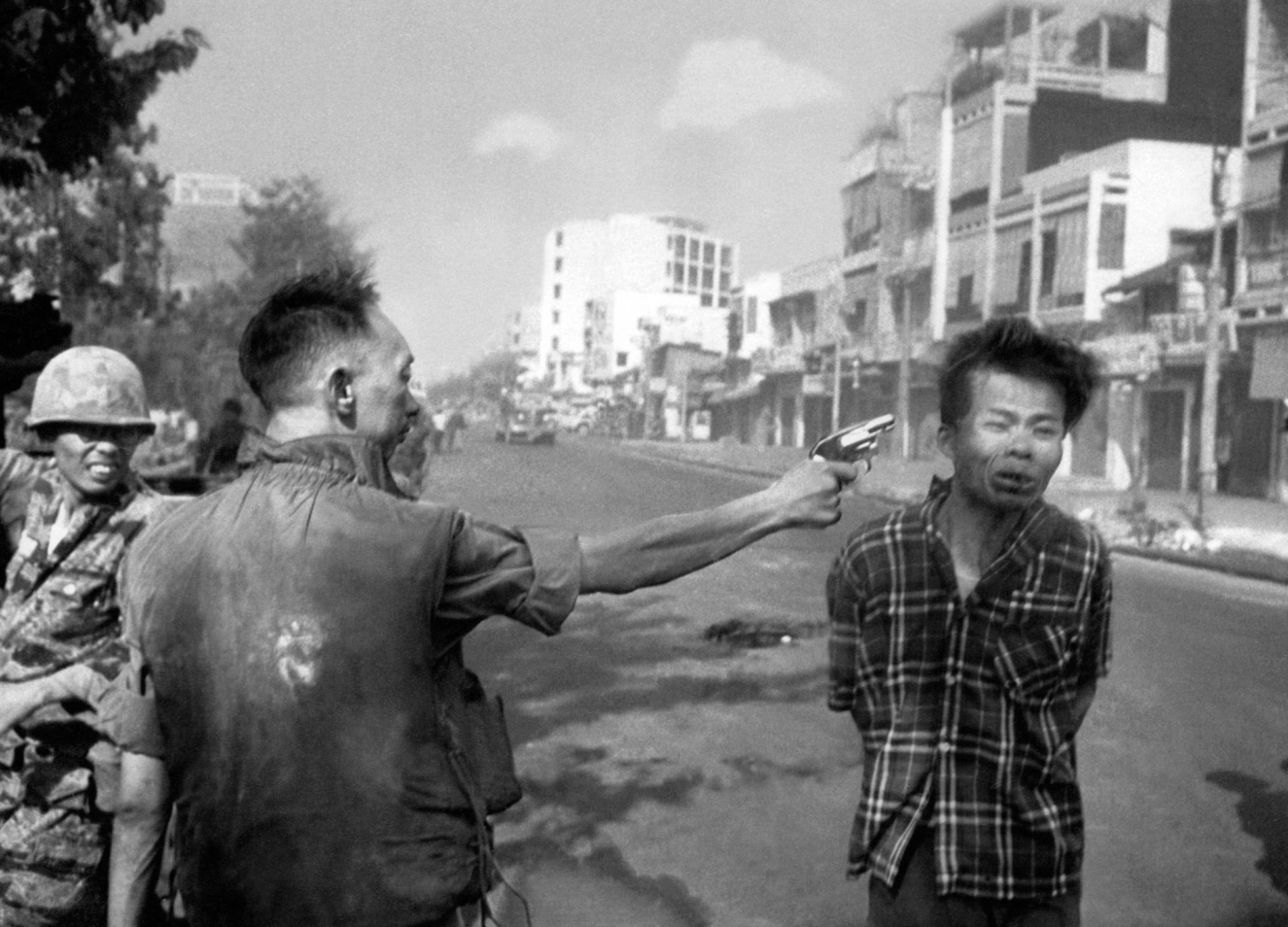 1516881212 852614 1516881314 noticia normal recorte1.jpg?resize=412,232 - Depois dessa foto tirada na Guerra do Vietnã, fotógrafo se arrependeu para sempre