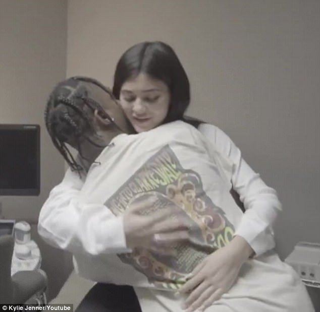 Aimé: Travis a tenu à Kylie après avoir reçu les nouvelles de sa grossesse dans la nouvelle vidéo
