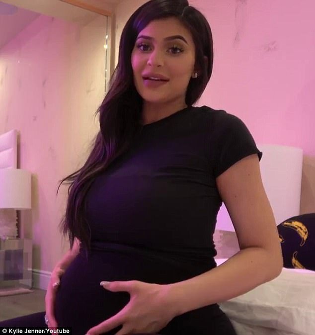 Grande nouvelle: Kylie a pris dimanche à Instagram pour annoncer qu'elle a donné naissance à une petite fille rebondissante qui a inclus cette vidéo jamais vue auparavant