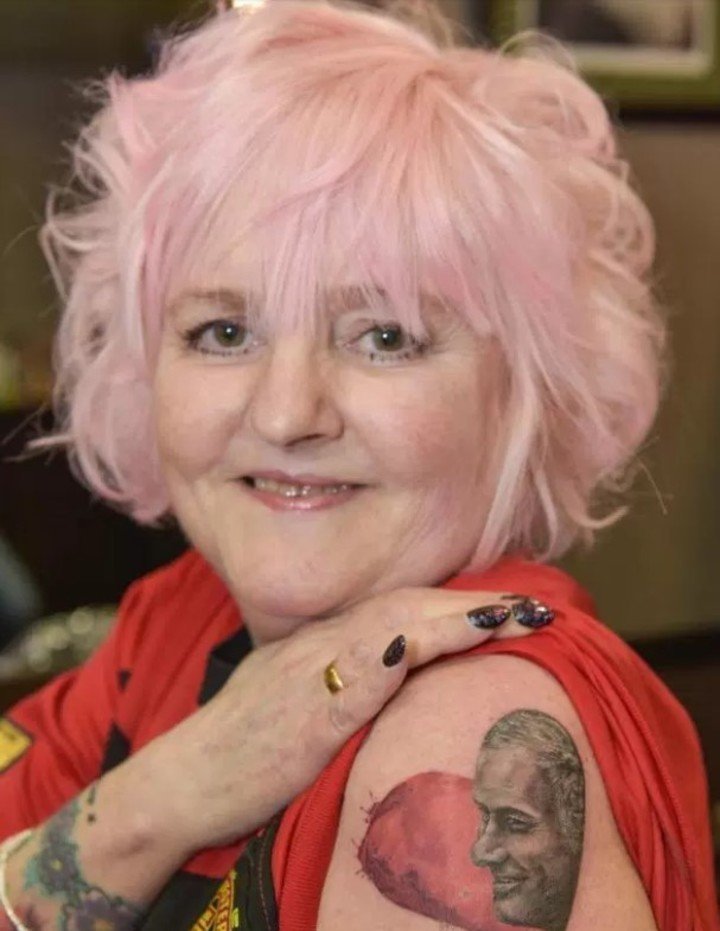 Tiene 60 años, es fanática de José Mourinho y se hizo más de 30 tatuajes de su ídolo