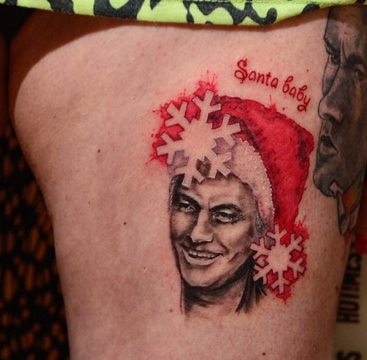 Tiene 60 años, es fanática de José Mourinho y se hizo más de 30 tatuajes de su ídolo