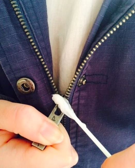 Aplique um pouco a cada dois meses para mantê-lo solto e prevenir que enferruje.