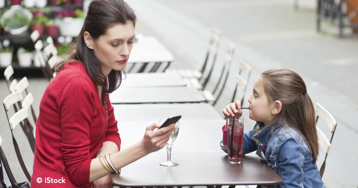 cover 71.jpg?resize=412,275 - Estudio científico confirma que los padres adictos a sus celulares afectan la conducta de sus hijos