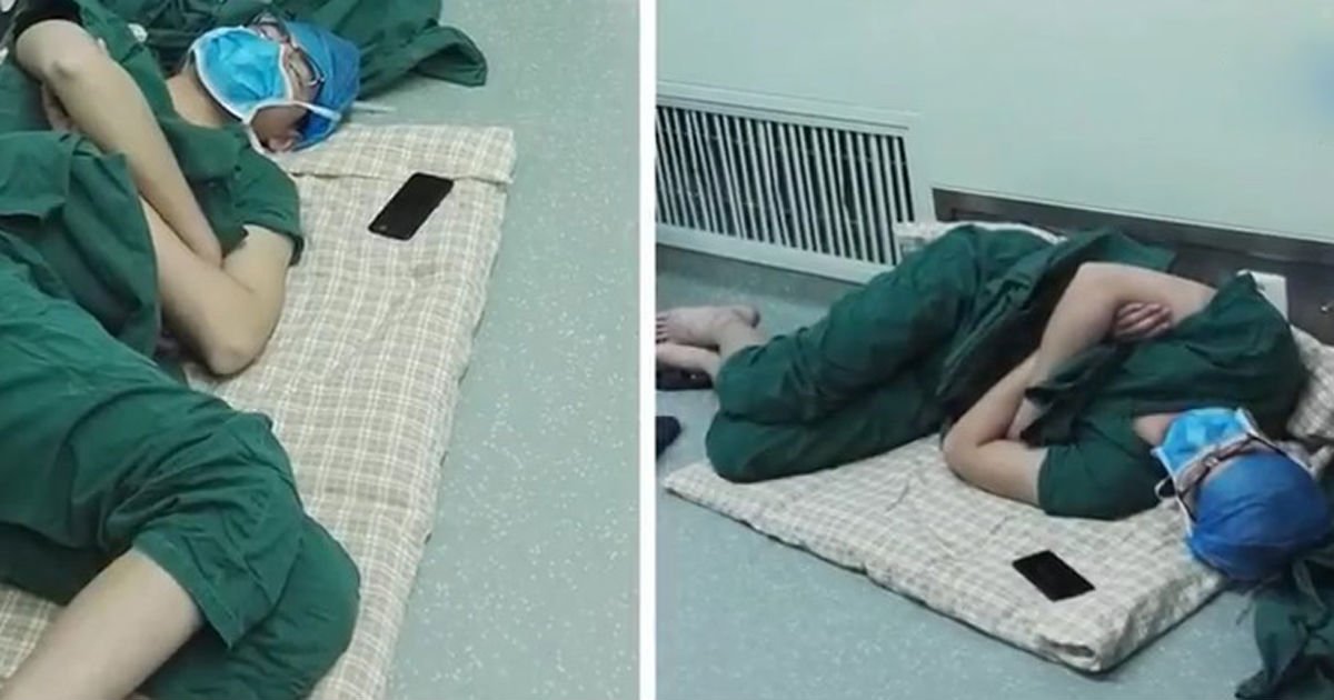 dormindomedico.jpg?resize=1200,630 - Após realizar 5 operações seguidas, cirurgião acaba dormindo no chão do hospital
