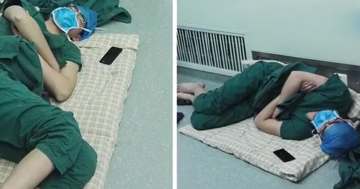 dormindomedico.jpg?fit=1024%2C538&ssl=1&strip=all - Após realizar 5 operações seguidas, cirurgião acaba dormindo no chão do hospital