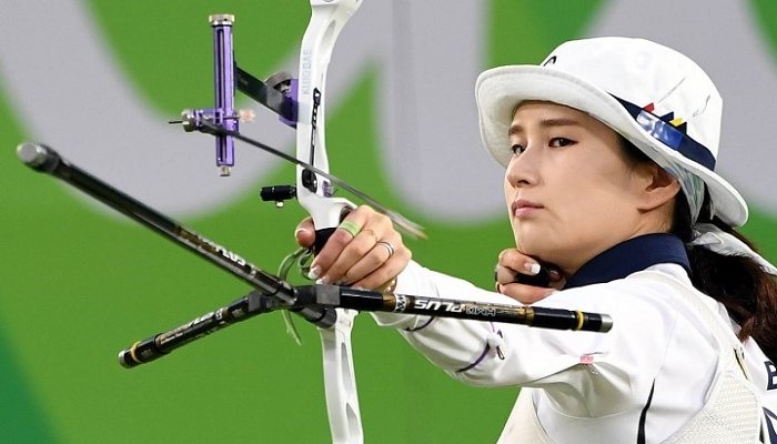 동아일보 - 리우올림픽에서 경기에 집중하고 있는 기보배 선수