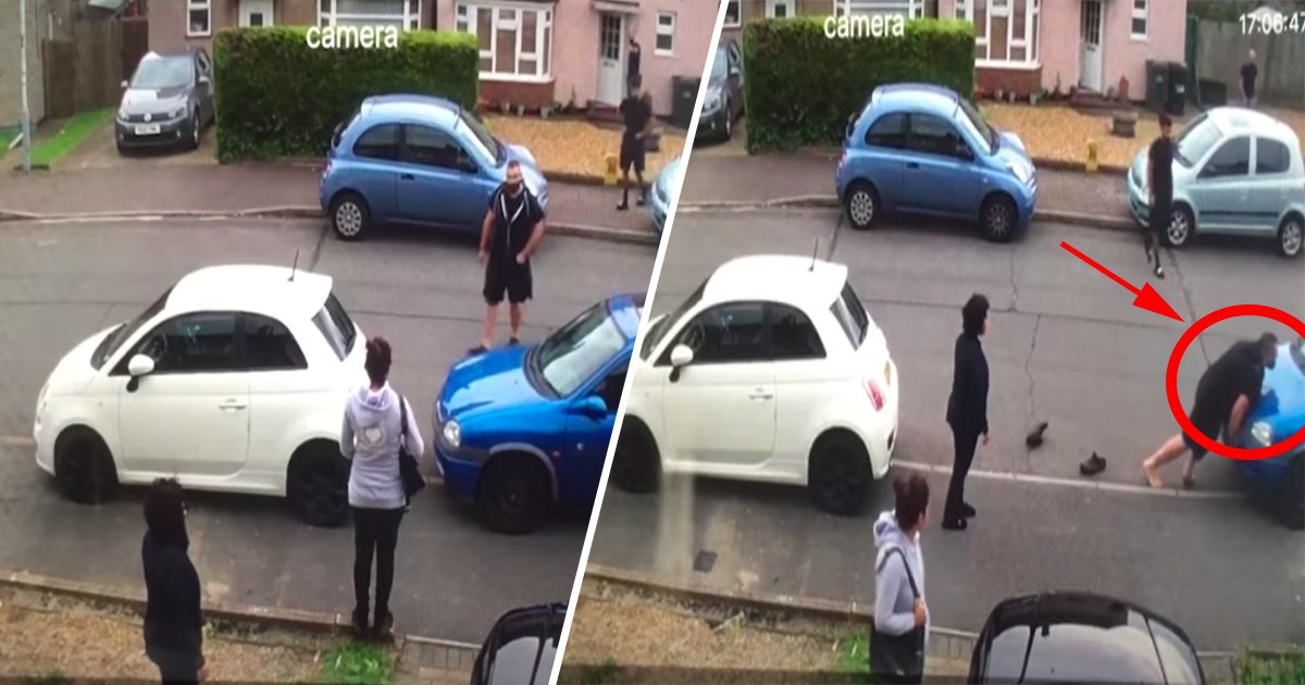 ec8db8eb84ac1 2.jpg?fit=1024%2C538&ssl=1&strip=all - Homem empurra com as próprias mãos um carro que estava bloqueando a entrada da casa
