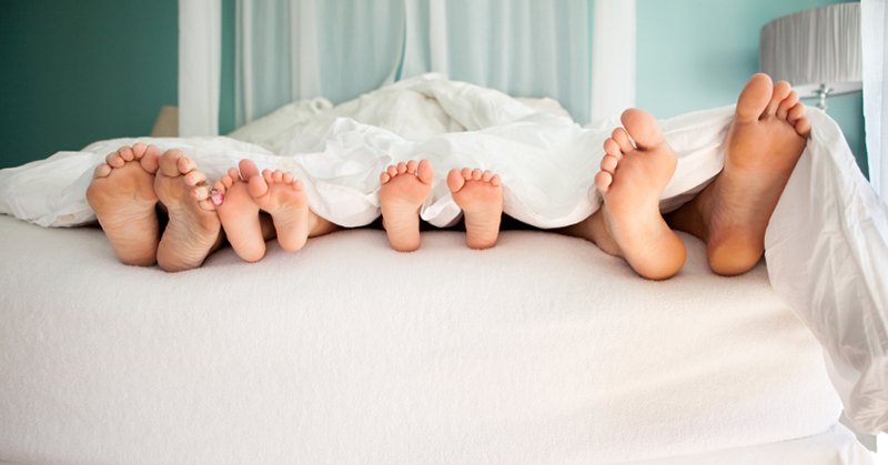paren4234.jpg?resize=412,232 - Pediatras recomendam deixar filhos dormirem no quarto dos pais até um ano de idade