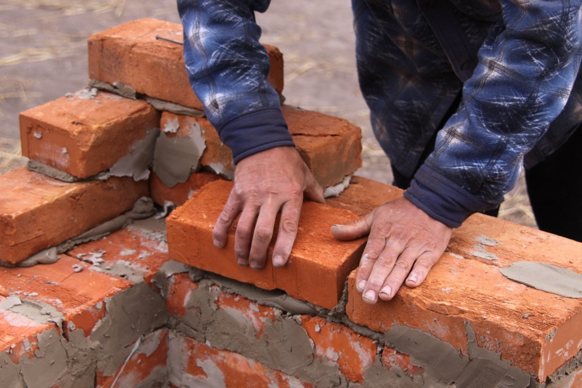 pedreiro.jpg?resize=412,275 - Igreja destinou dízimo para construir casa para pessoas sem moradia