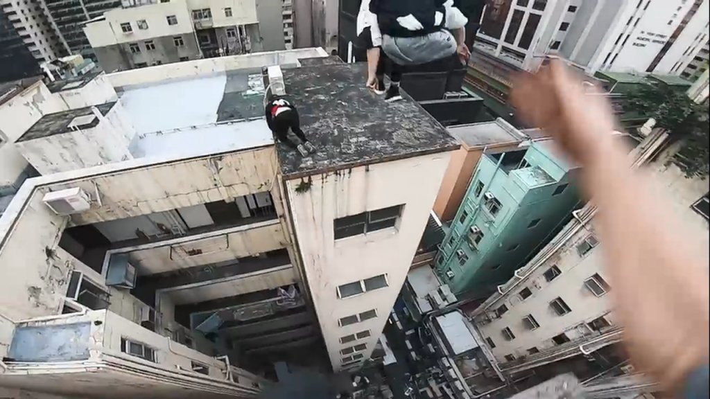 rooftop-pov-escape-from-hong-kong-security-%f0%9f%87%ad%f0%9f%87%b0-mp4_20180213_155504-815