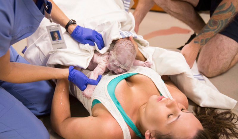 femme-donne-naissance-dans-couloir-après-à peine-atteindre-l'hôpital-à-temps-6
