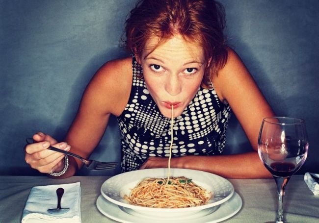 44450 menina comendo macarrao dia mundial da massa.jpg?resize=412,275 - Massa à noite não engorda, revela endocrinologista