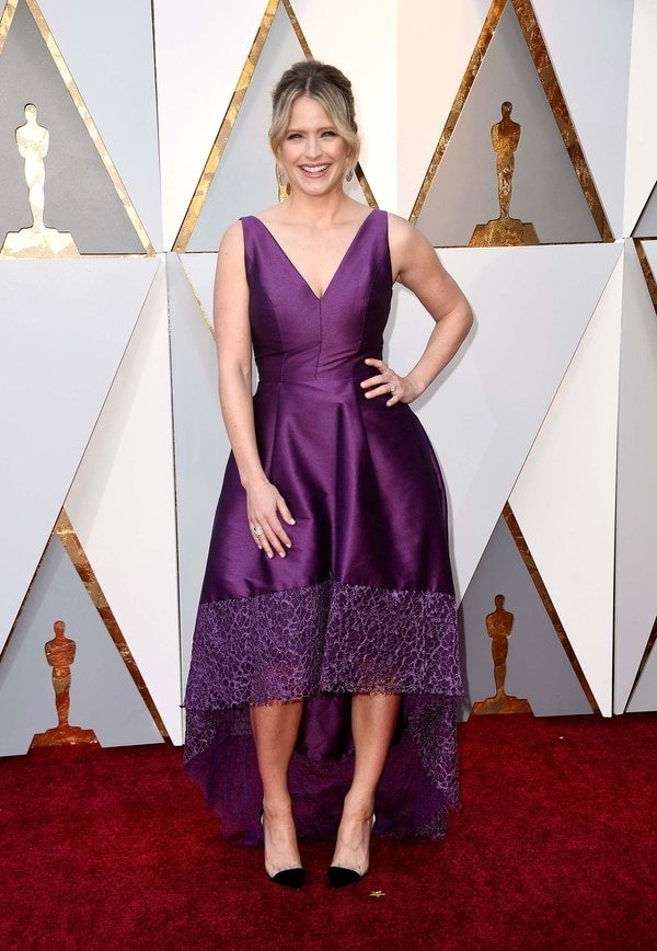 Sara Haines la presentadora lució un llamativo diseño violeta de corte irrecular con terminaciones de puntilla. Lo combino con stilettos en punta de chiffon y PVC