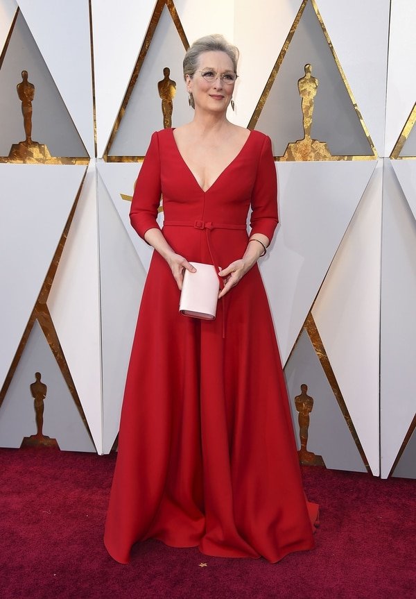 Meryl Streep enfundada en un rojo pasión que lo combino con un clutch blanco. Para sus joyas optó por una esclava y pequeños aros en forma de hoja “Correcta para la ocasión” opinó Caprarola