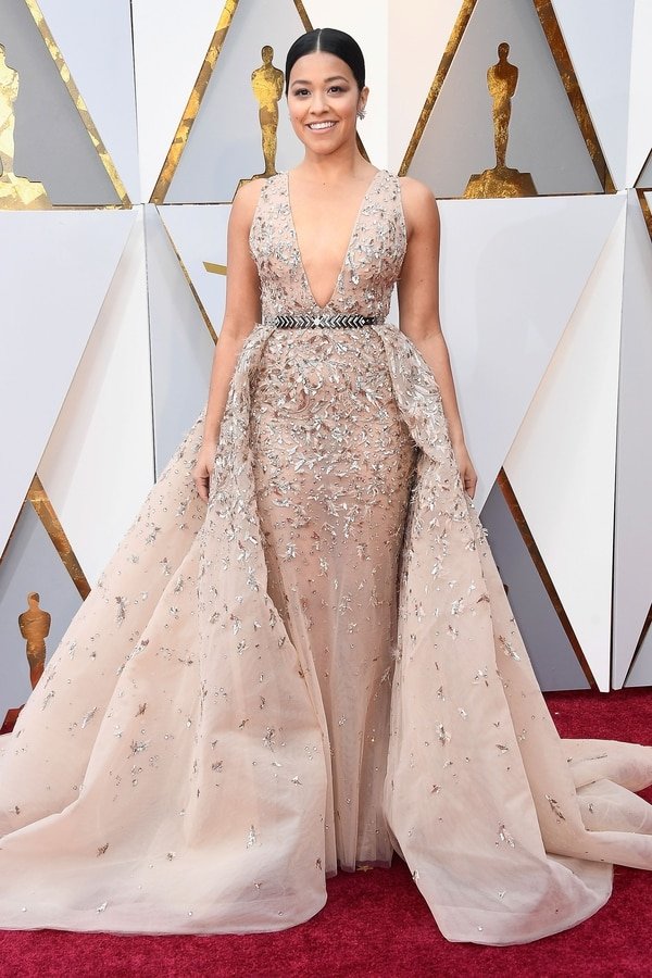 Gina Rodriguez dio su voz para ‘Coco’ y sorprendió con su volumétrico vestido en rosa cosmetic “En la alfombra no luce bien, pero sobre el escenario dará show. Y va a ser ÉL vestido que todas van a querer. Seguramente se verá en los Martin Fierro”, aportó el asesor Caprarola. El diseño de Rodriguez es de Elie Saab