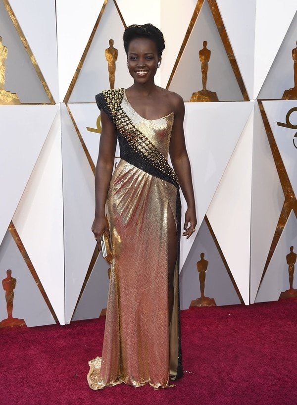 Lupita Nyong’o se arriesgó al metalizado y negro. Con corte asimétrico y un tajo en la falda, deslumbró en la red carpet. La diseñadora Maureene Dinar opinó “Definitivamente da muy bien en foto pero viéndola no me gusta para nada”