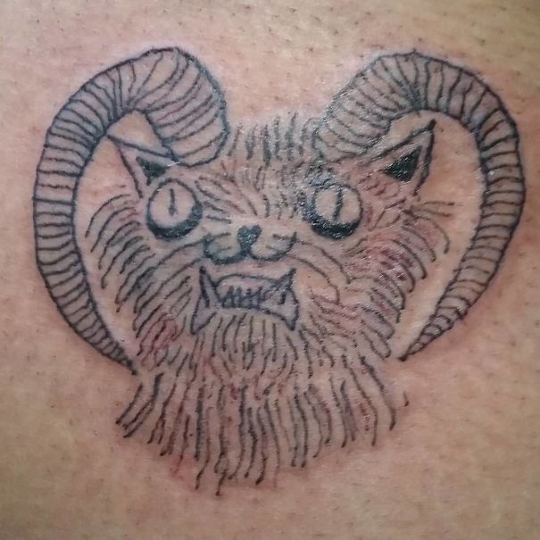 O artista é especialista em tatuagens feias