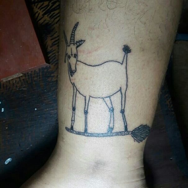 O artista é especialista em tatuagens feias