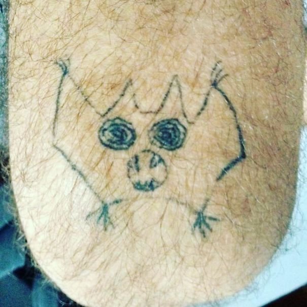 O artista é especialista em tatuagens feias