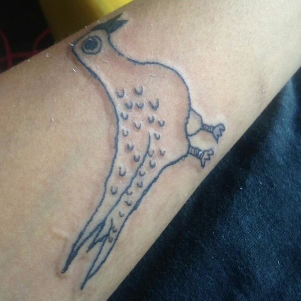 O artista é especialista em tatuagens feias