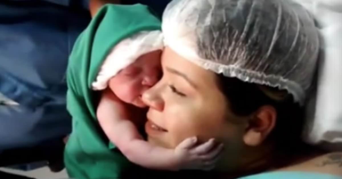 baby-reaction-after-birth-surprise-everyone-2