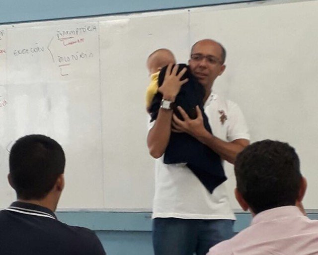 bebe1.jpg?resize=412,275 - Vídeo mostra professor ninando bebê para aluna assistir à aula em Teresina