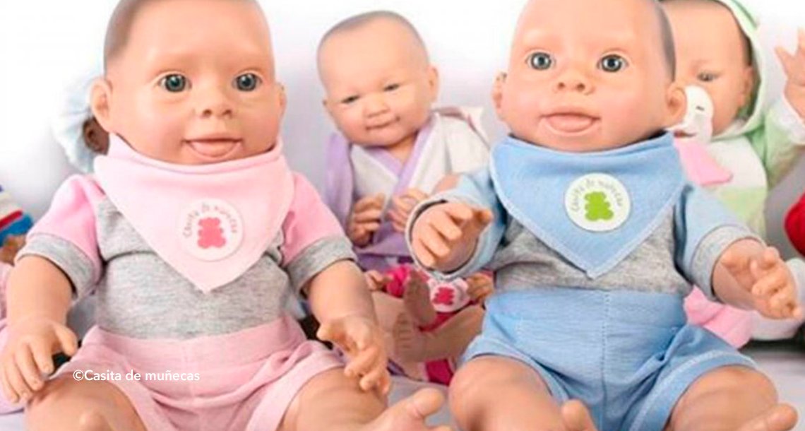 cover 4cdown.png?resize=412,232 - Crean muñecos bebés con apariencia de síndrome de Down