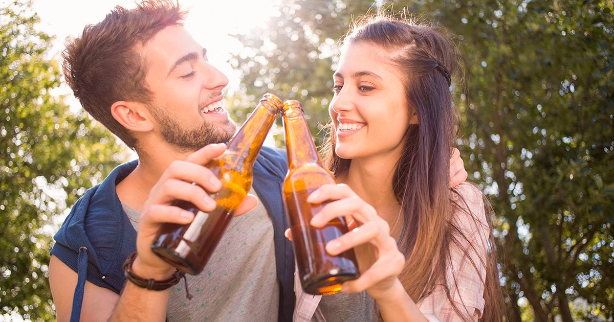 cover22pare.jpg?resize=1200,630 - Un estudio descubrió que las parejas que toman alcohol juntas tienen relaciones más duraderas y felices