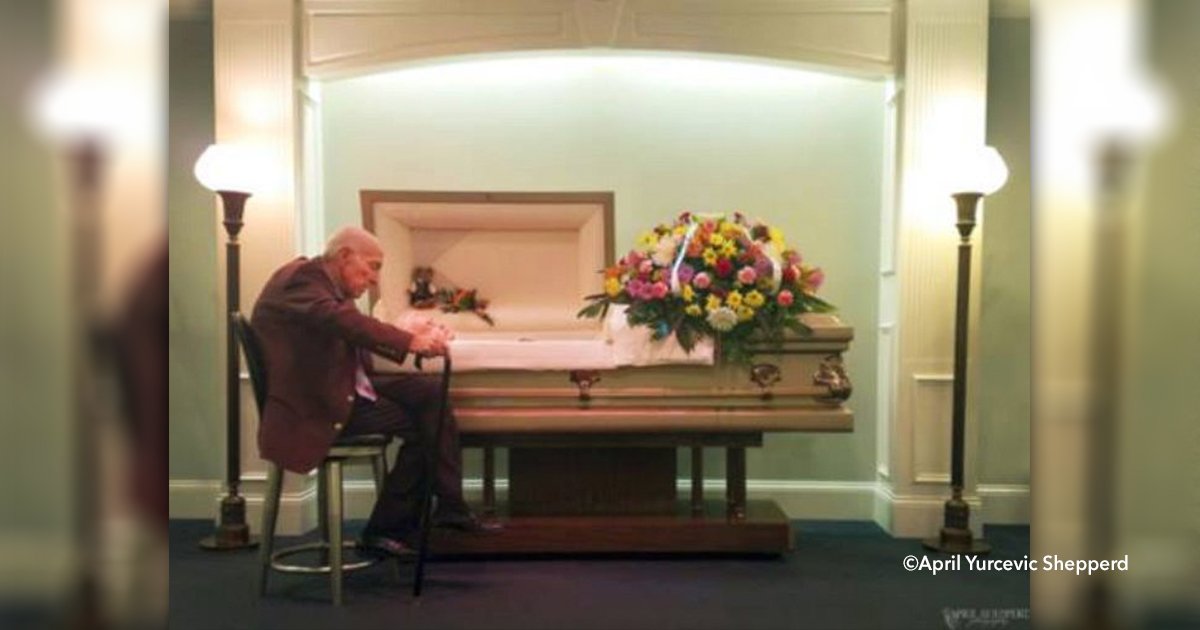 cover22vejo.jpg?resize=412,232 - La fotografía de un hombre en el funeral de quien fue su esposa por 59 años se ha hecho viral