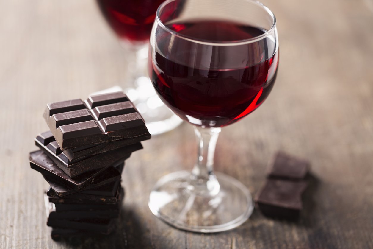 dark chocolate red wine.jpg?resize=412,275 - Segundo cientistas, chocolate e vinho combatem rugas e ajudam a manter a pele jovem