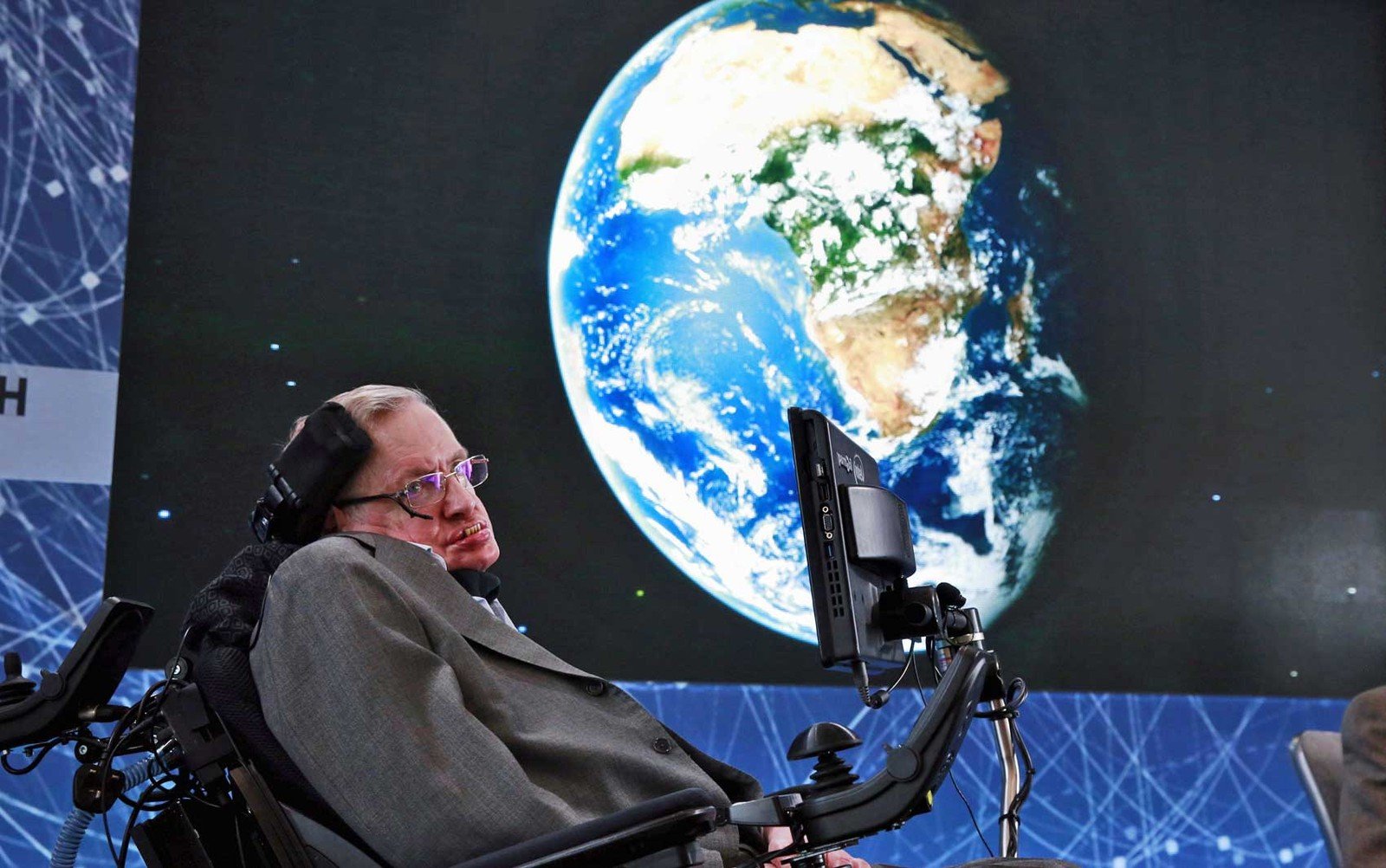 ele.jpg?resize=412,275 - A comoção do mundo inteiro sobre a partida de Stephen Hawking