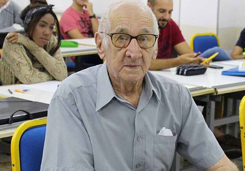 idoso arquitetura.jpg?resize=412,275 - Senhor de 90 anos realiza sonho antigo e começa faculdade de arquitetura