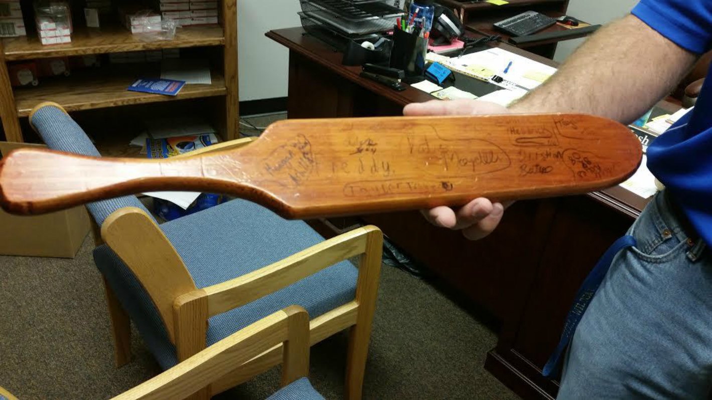 paddle 2.jpg?resize=1200,630 - Un district scolaire des États-Unis décide de réintroduire la pagaie en bois pour discipliner ses élèves