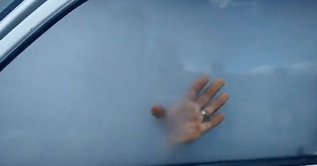 12 76.jpg?resize=1200,630 - Uma mão surge pedindo ajuda de dentro de um carro cheio de fumaça, mas a polícia encontra algo ainda mais estranho