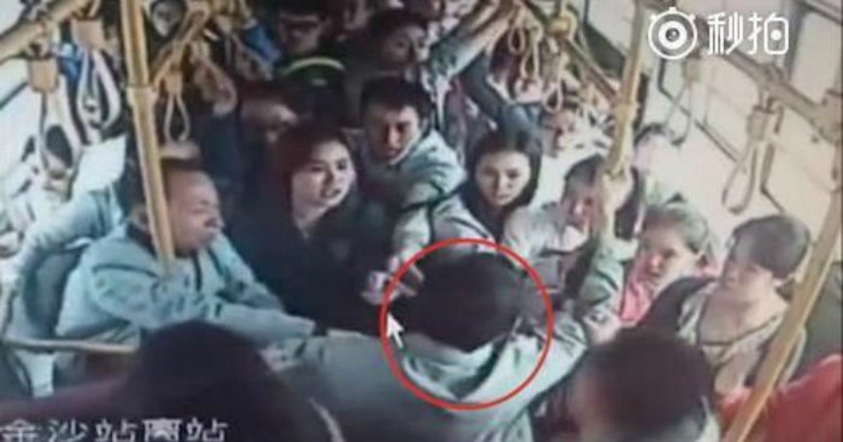 3 91.jpg?resize=412,232 - 버스 안에서 소녀가 비명을 지르자 모든 '승객'이 보여준 놀라운 반응 (영상)