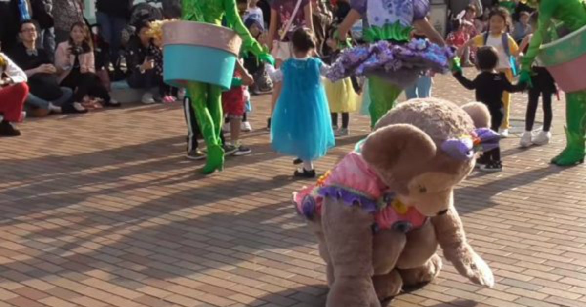 4 137.jpg?resize=412,232 - Atriz da Disneyland recusa-se a retirar traje mesmo em circunstâncias perigosas para proteger a imaginação das crianças