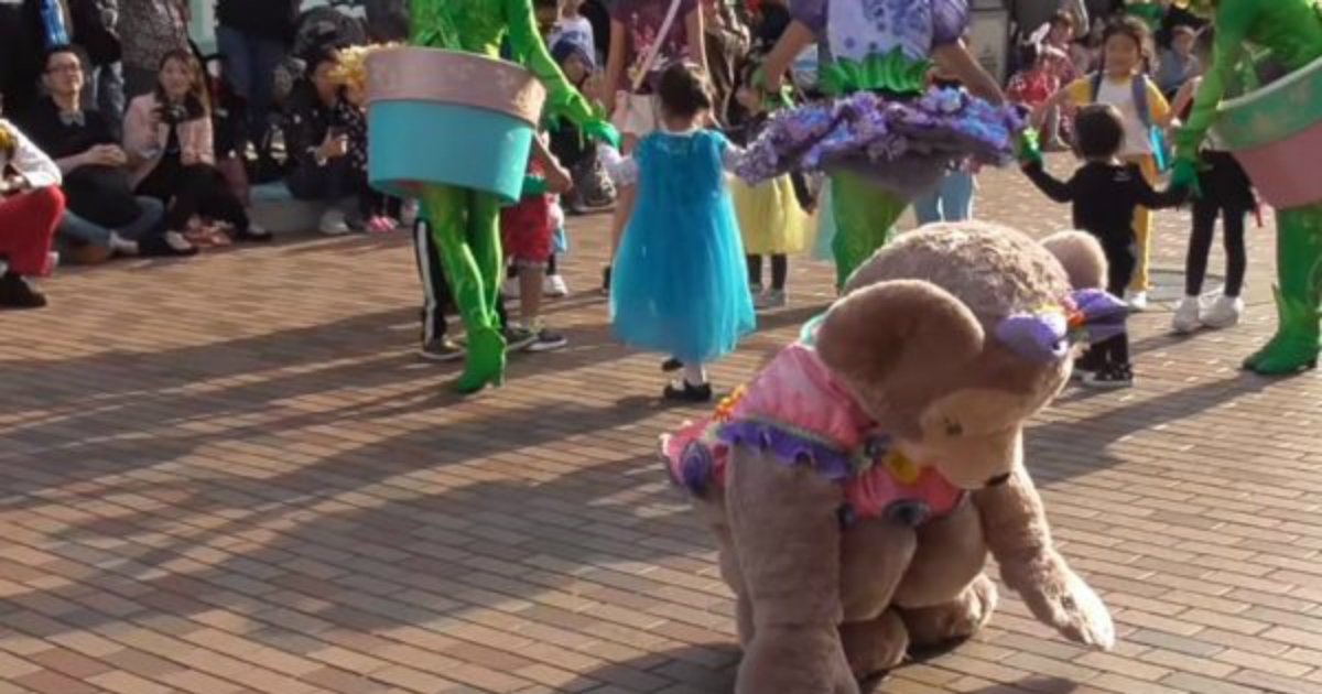 4 137.jpg?fit=1024%2C538&ssl=1&strip=all - Atriz da Disneyland recusa-se a retirar traje mesmo em circunstâncias perigosas para proteger a imaginação das crianças