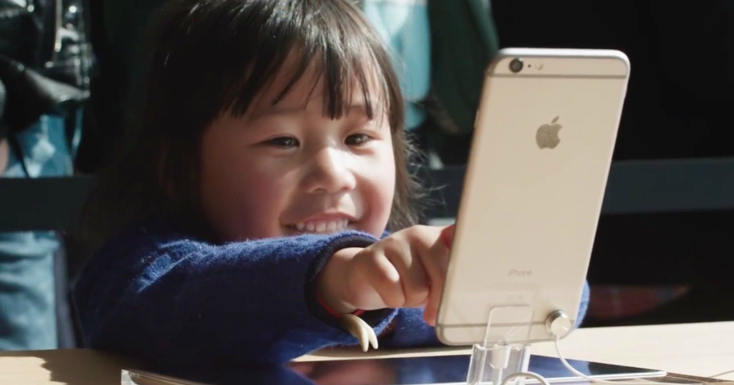 apple store west lake china iphone kid 001.jpg?resize=412,232 - Celular faz mal grave a criança e preocupa Apple
