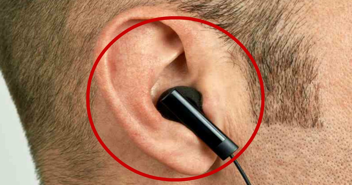 blackheads in ears.jpg?resize=1200,630 - Le port d'écouteurs pendant de longues périodes pourrait causer l'apparition de points noirs dans les oreilles