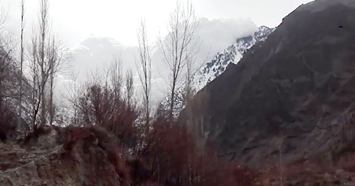 fi.jpg?resize=1200,630 - A Peaceful Mountain Scene Turns Breathtakingly Beautiful As An Ominous White Cloud Appears