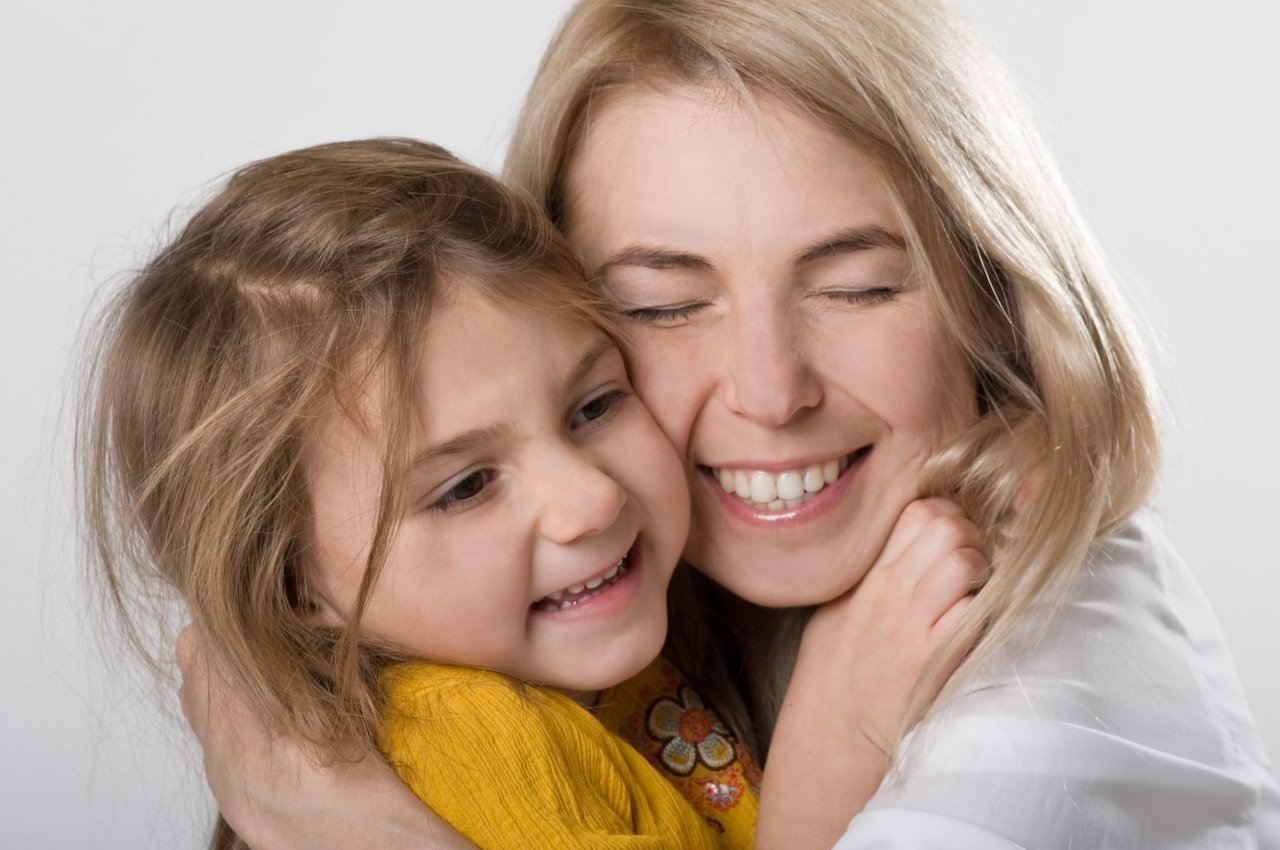 mom with child.jpg?resize=300,169 - Educando com amor: 25 frases positivas para incentivar as crianças