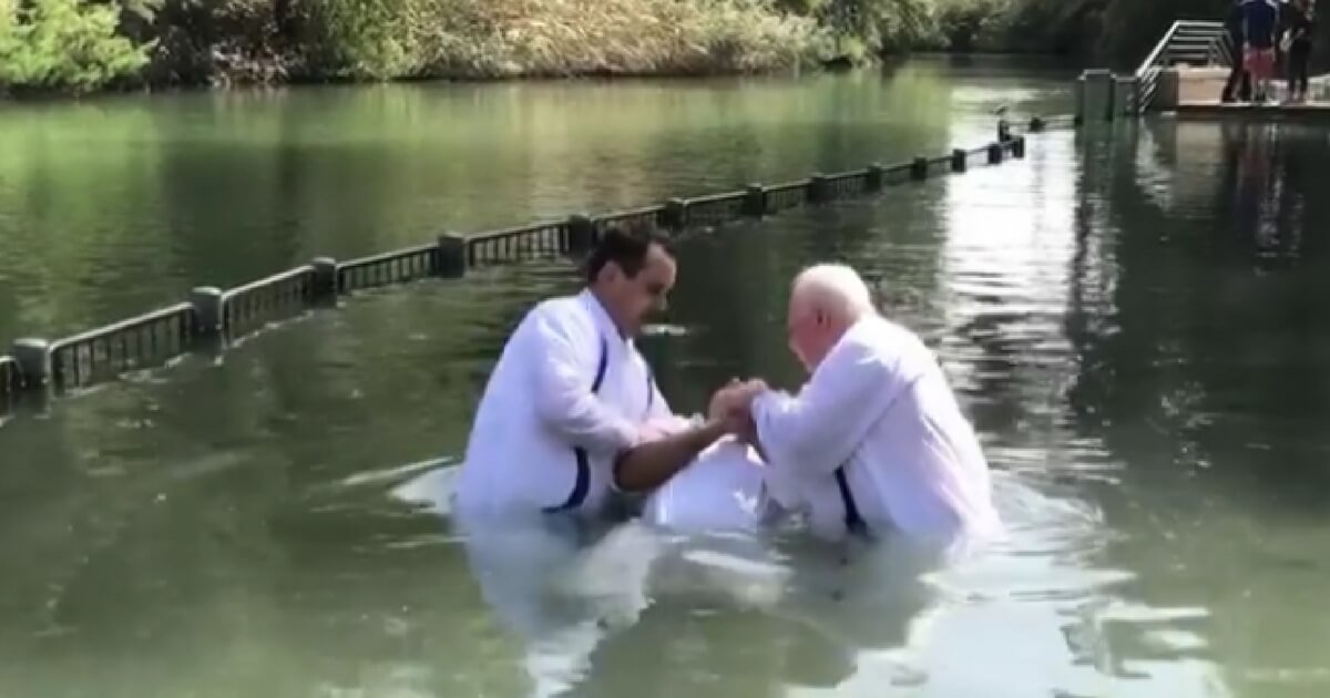s 12.jpg?resize=1200,630 - L'animateur et acteur Mario Lopez proclame la foi, et partage la vidéo de son baptême dans le Jourdain