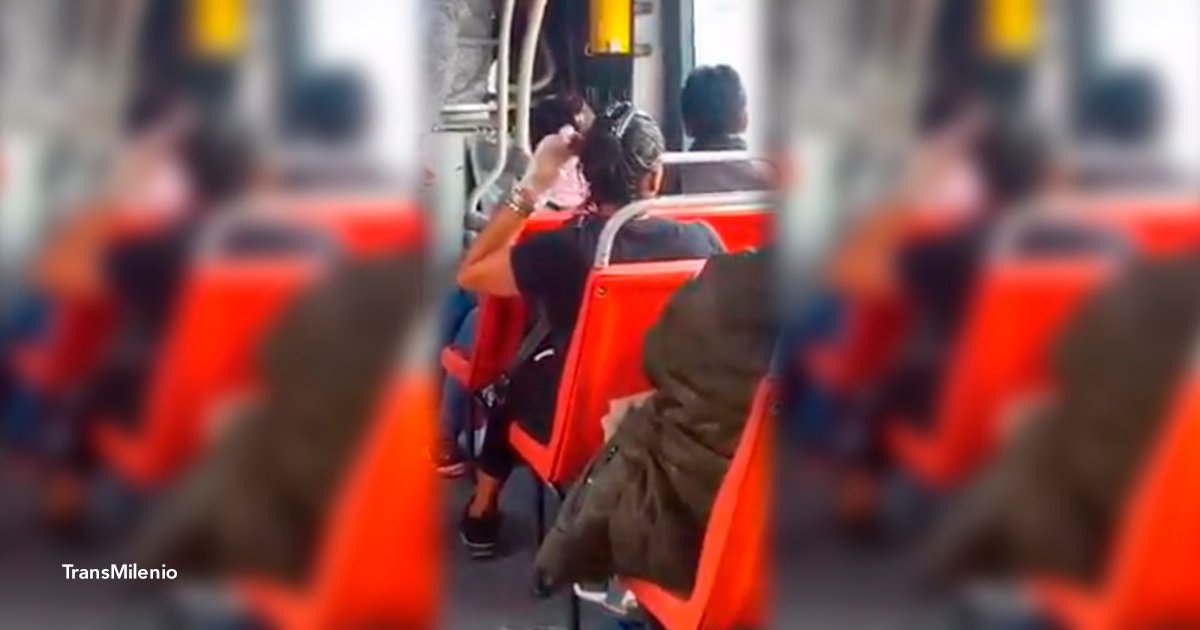 tena.png?resize=412,275 - ¡Esto sí que es bizarro! Una mujer es captada pintándose el pelo en el transporte público